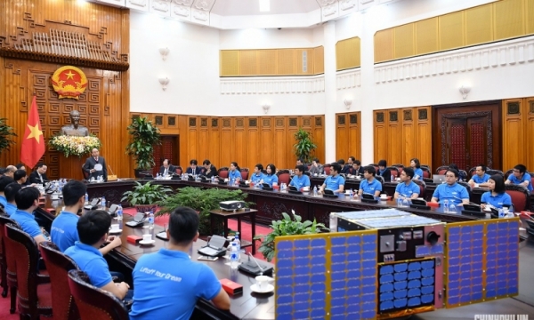 Thủ tướng Nguyễn Xuân Phúc gặp mặt nhóm chế tạo vệ tinh MicroDragon